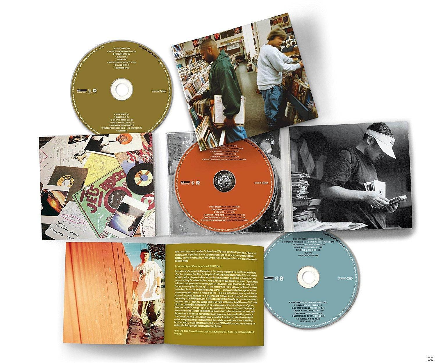 CD dans un livret multi-panneaux. Des gens parcourent des disques en arrière-plan.