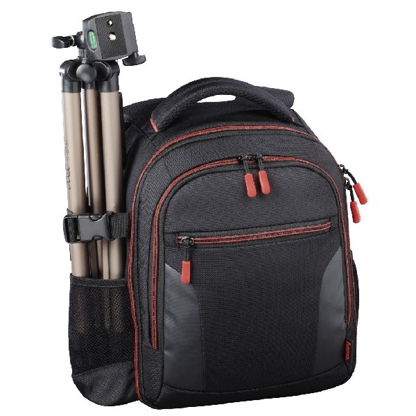 Una mochila negra con un trípode adjunto.