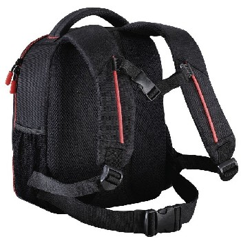Mochila negra y roja, con respaldo de malla, detalles rojos.