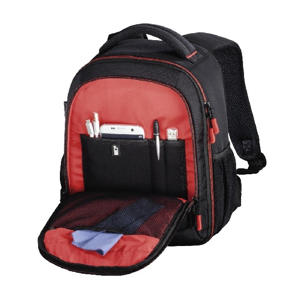 Mochila negra y roja abierta, con un teléfono, bolígrafos y una unidad USB visibles en los bolsillos.