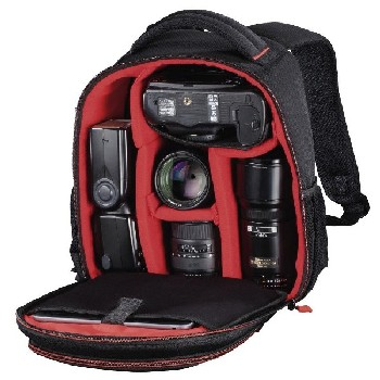 Mochila para cámara negra y roja, abierta, mostrando cámara, lentes y flash en el interior.