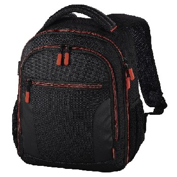 Mochila negra con detalles rojos. Cremalleras visibles. Asa en la parte superior.
