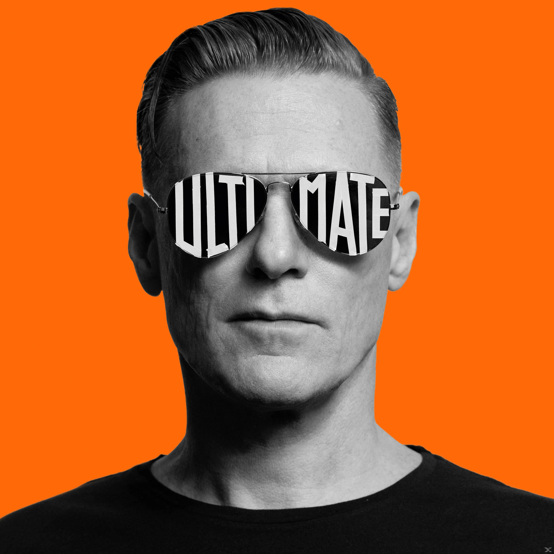Een man met zonnebril met "ULTIMATE" weergegeven. Oranje achtergrond.