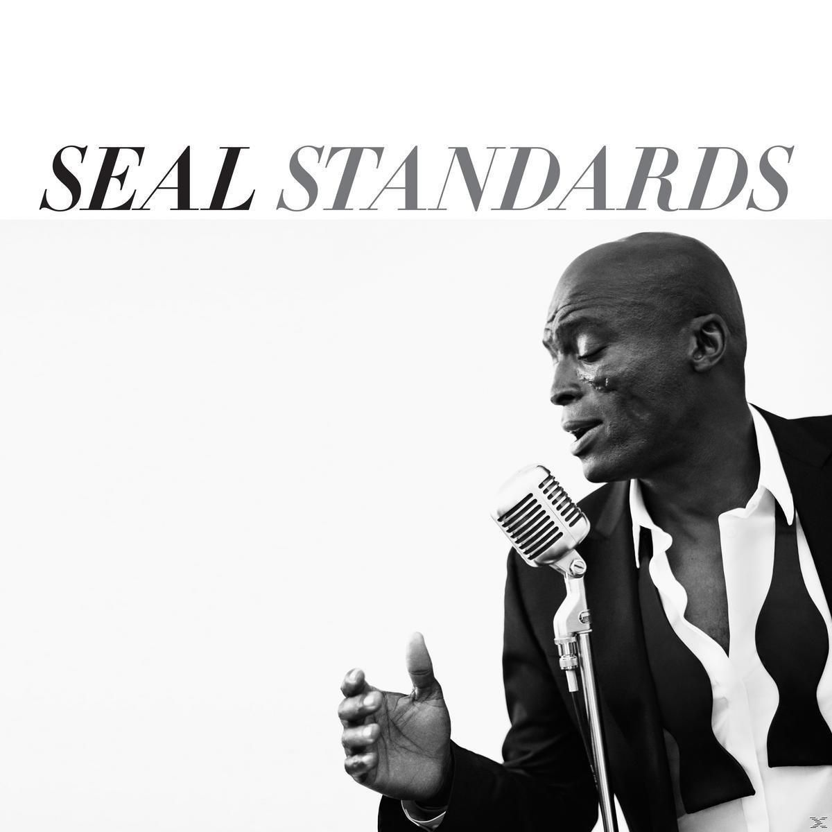Seal albumhoes. Seal zingt in een microfoon, in een zwart-wit foto.