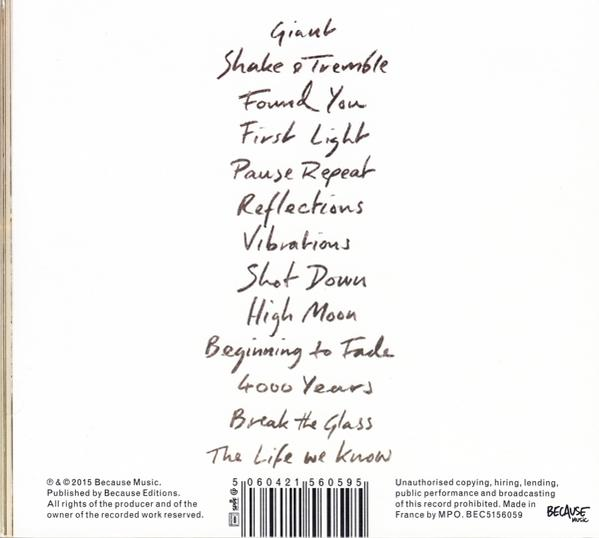 Achterkant van een cd met een handgeschreven tracklist, songtitels en copyrightinformatie.