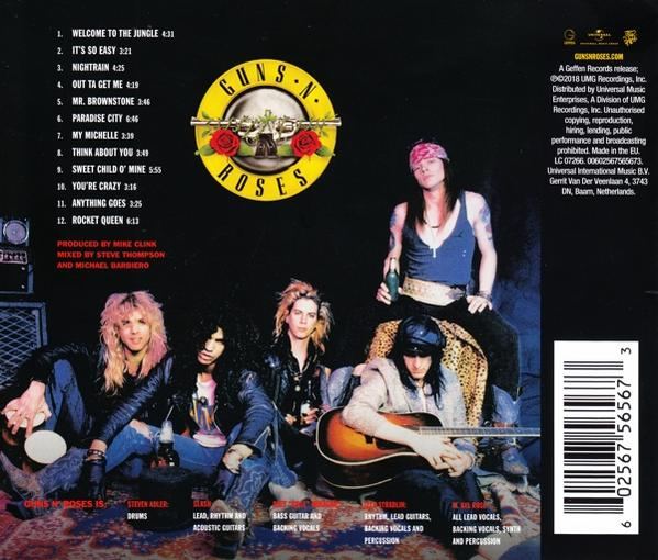 Pochette de l'album de Guns N' Roses. Les membres du groupe sont au milieu avec une liste de chansons.