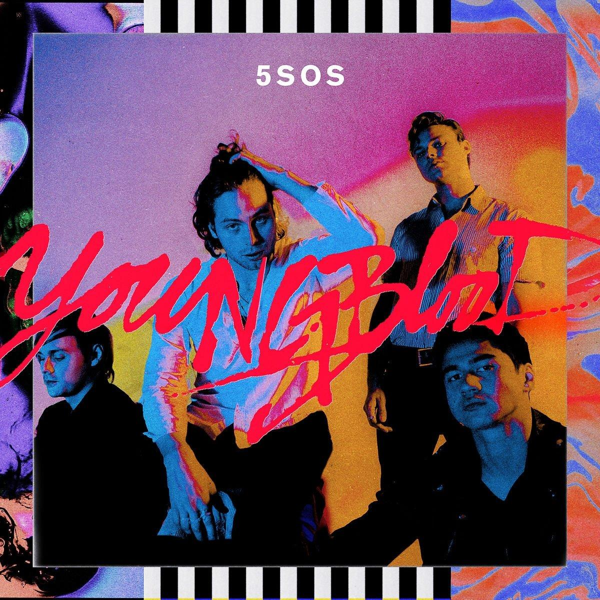 5 Seconds of Summer albumhoes. Vier jonge mannen, met tekst over de afbeelding.