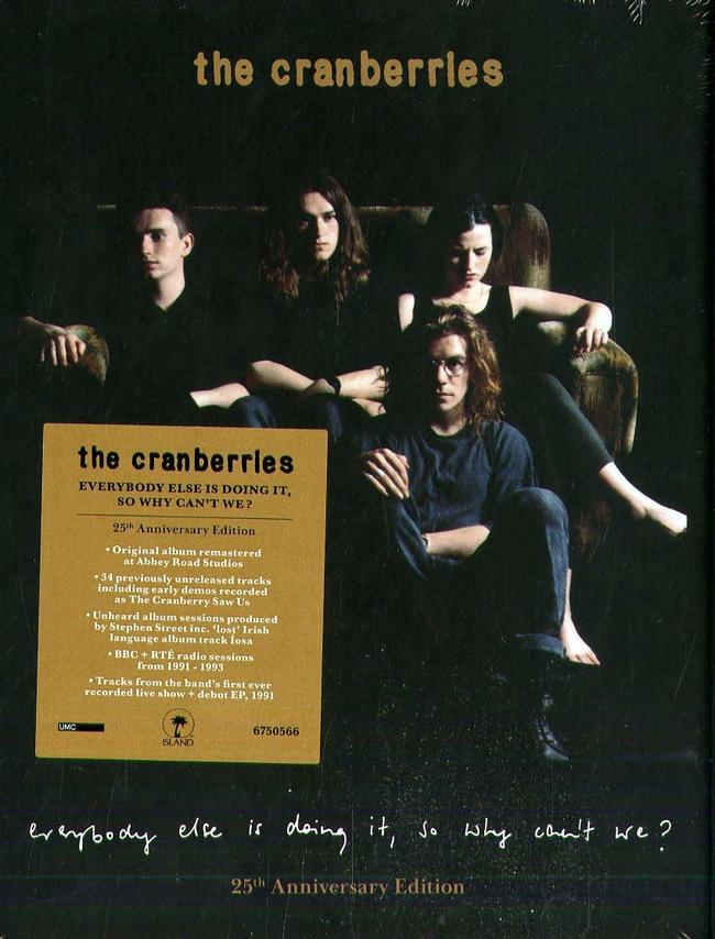 The Cranberries albumhoes. Bandleden zitten samen met albumkunst op de voorgrond.