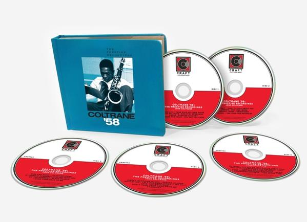 Coffret CD de jazz avec un livre bleu et des disques à étiquettes rouges sur fond blanc.