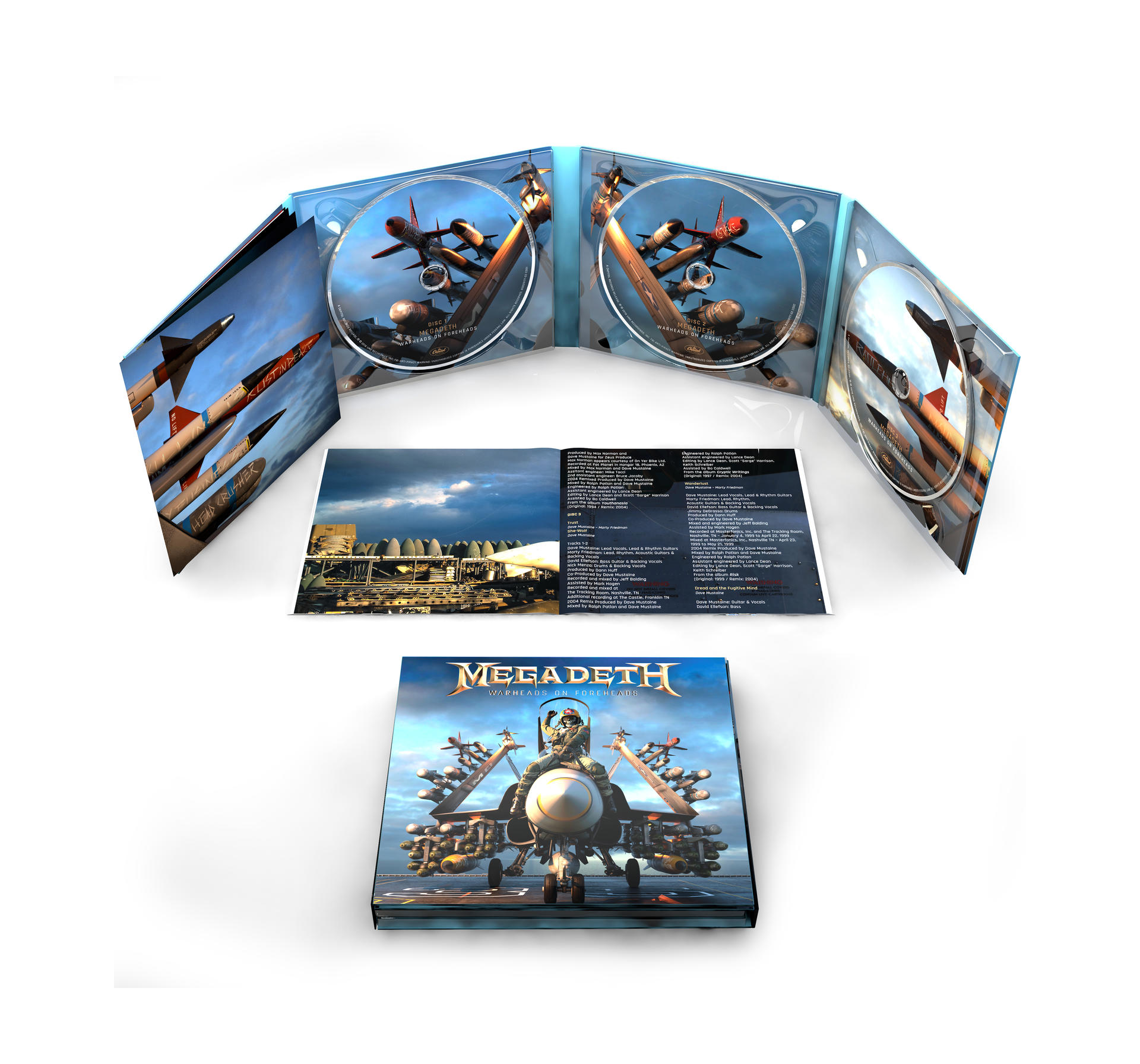 CD-hoesje met artwork van een straaljager op een vliegdekschip. Twee cd's en een boekje worden getoond.