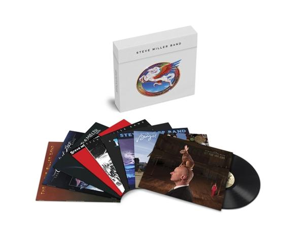 Pochette de l'album Steve Miller Band. Plusieurs pochettes d'albums dans une boîte blanche, un vinyle est visible.