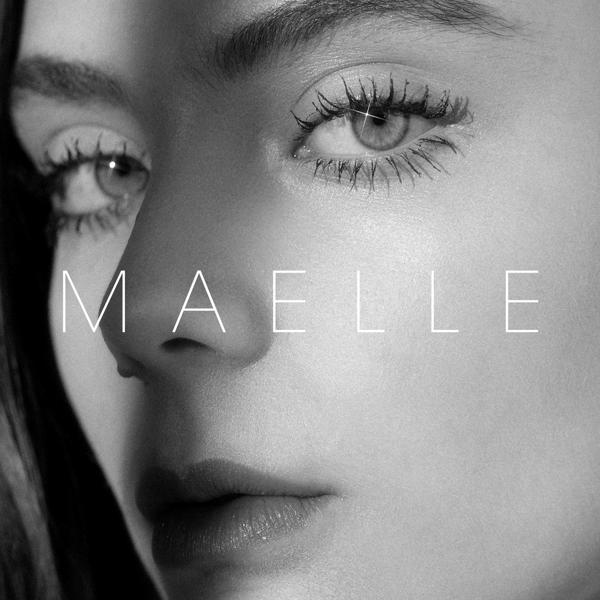 Gros plan du visage d'une femme en noir et blanc. Le mot 'MAELLE' est visible.