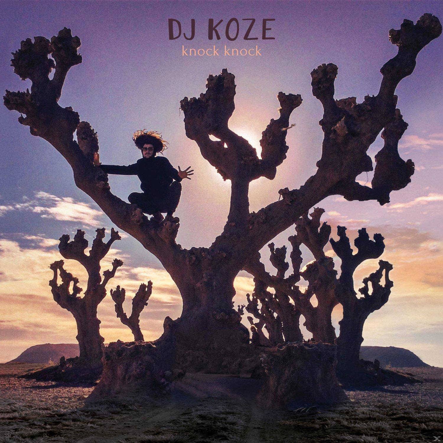 Albumhoes van DJ Koze. Een persoon zit in een boom met een zonsondergang op de achtergrond. Titel: Knock Knock.