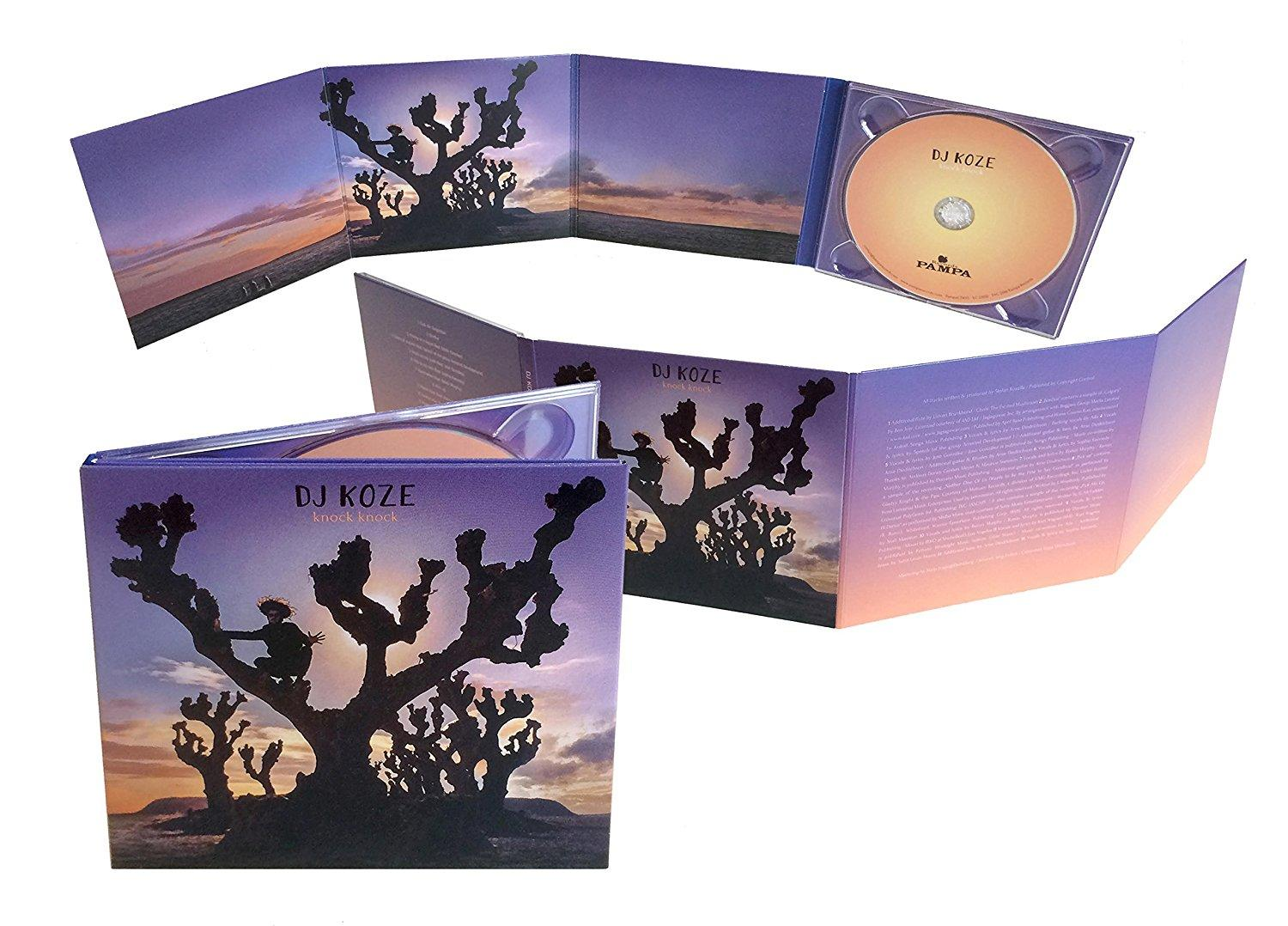 Open cd-verpakking, met een cd en artwork met een silhouet van een Joshua-boom tegen een zonsondergang. Titel is 'DJ Koze knock knock'.
