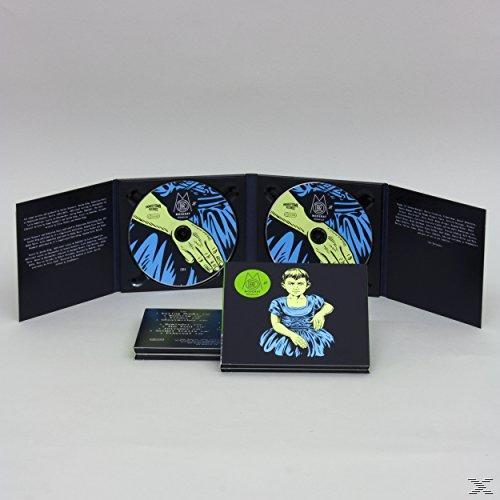 Ein CD-Set mit zwei Discs in einem geöffneten schwarzen Gehäuse. Ebenfalls vorhanden sind ein kleines CD-Case und ein CD-Cover mit einem Mädchen und Logo.