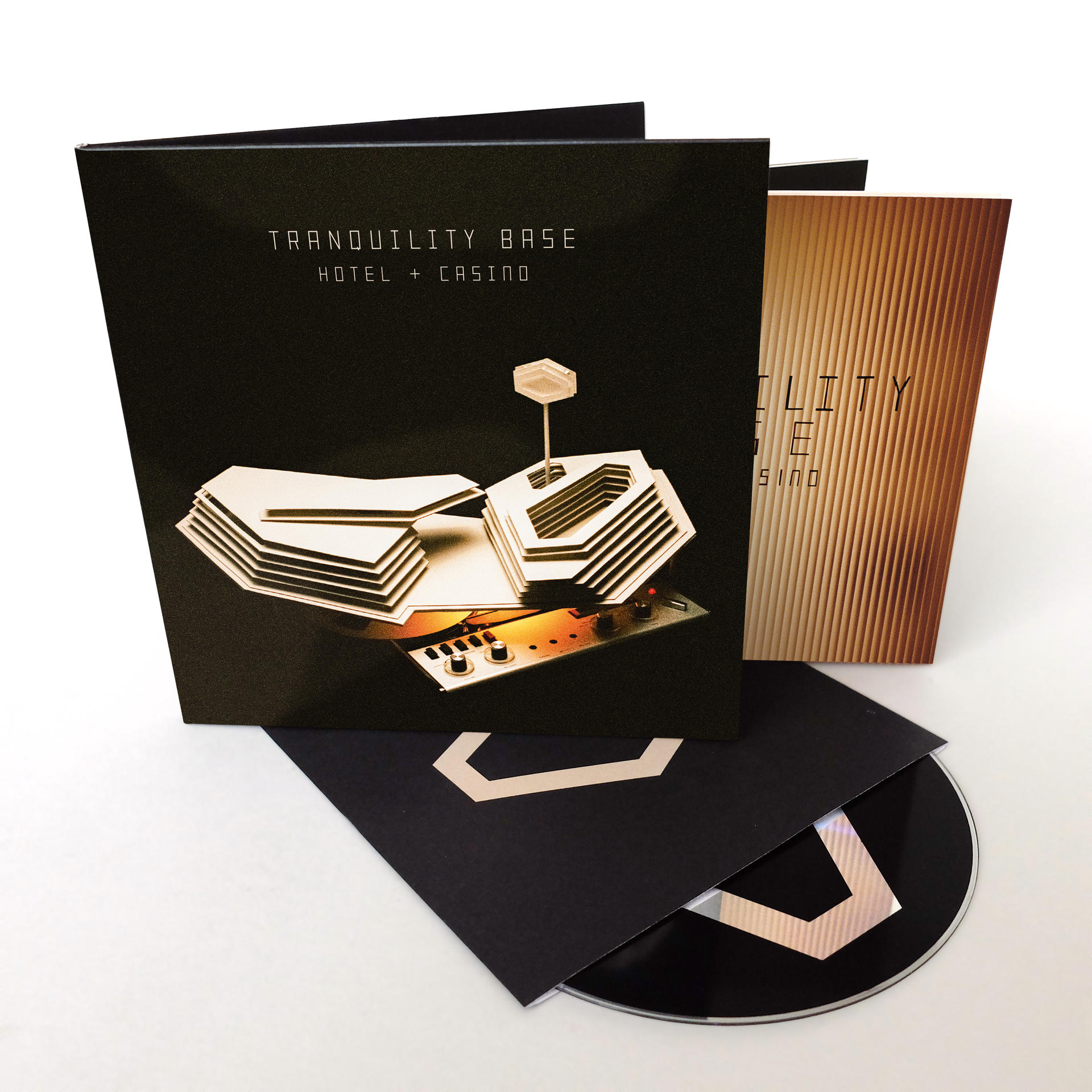 A „Tranquility Base Hotel + Casino” album borítója, CD-vel és belső borítóval fehér felületen.