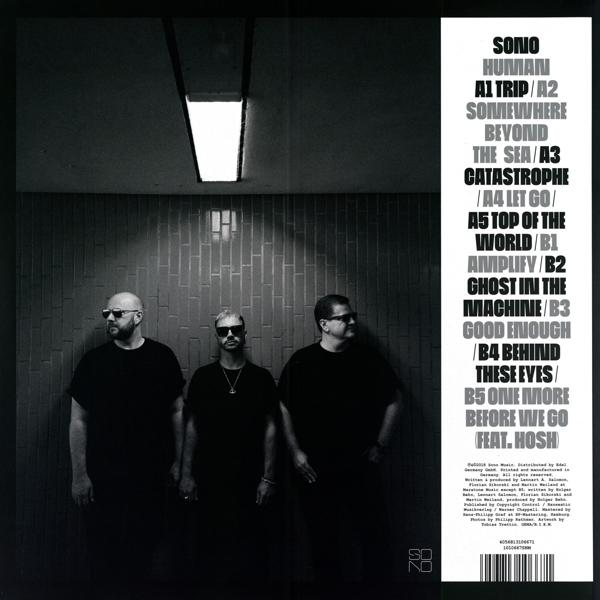 Albumcover mit drei Männern in schwarzer Kleidung und einer Titelliste auf der rechten Seite.