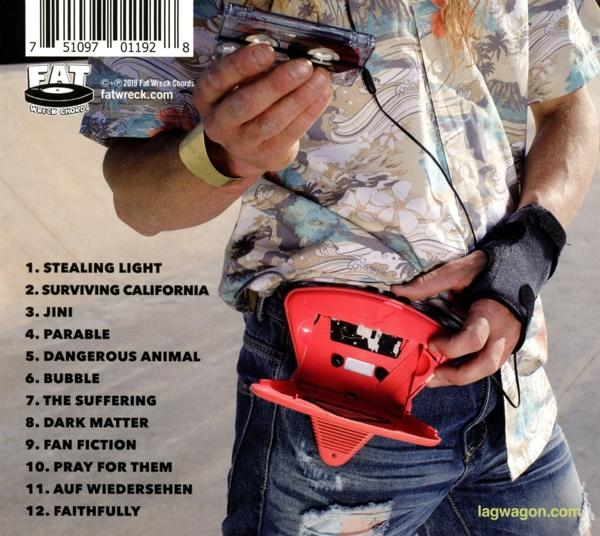 Eine Person hält eine Kassette und einen Player, mit Text über die Musik.