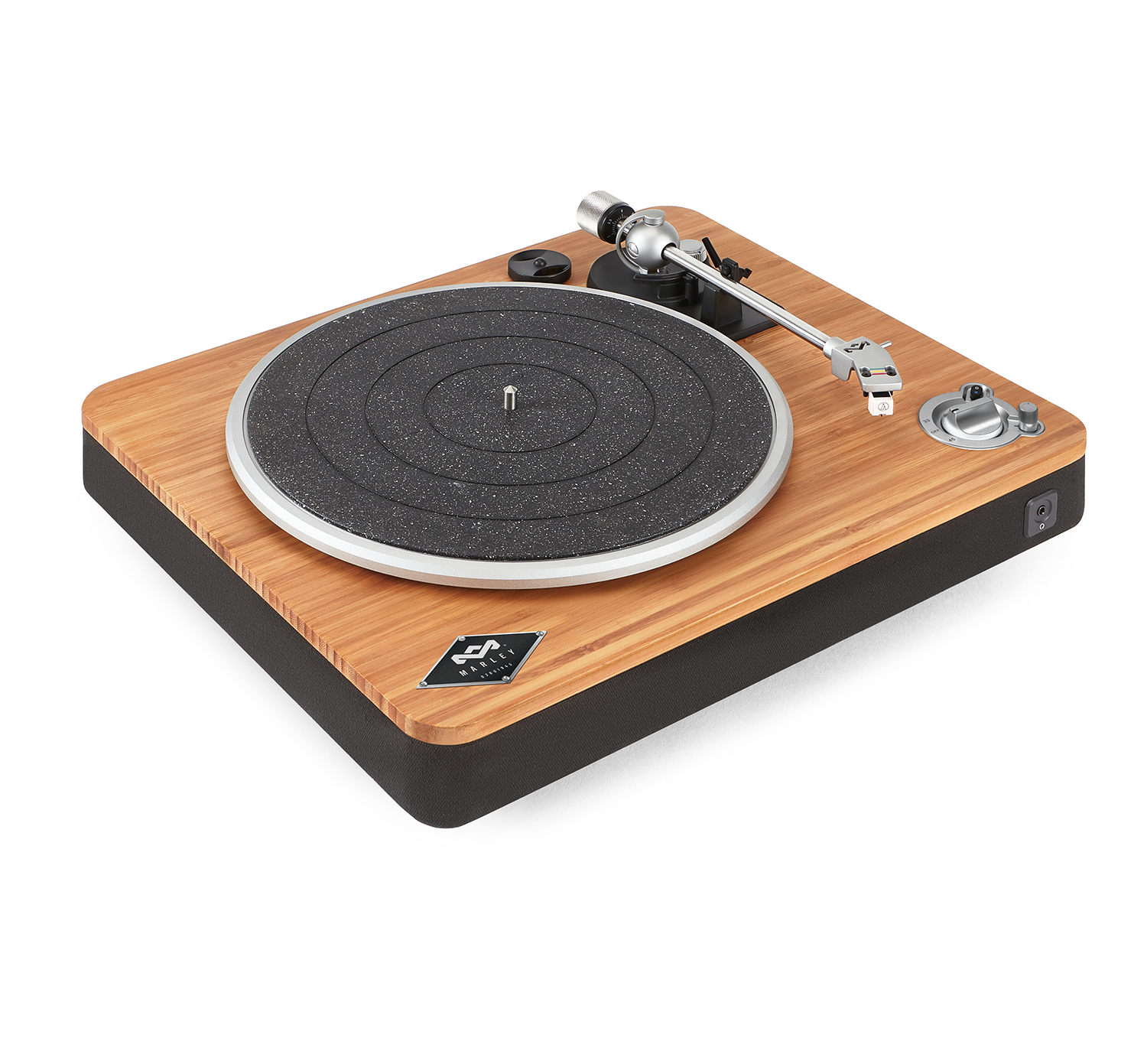 Houten platenspeler met zwarte mat, zilveren arm en knoppen.