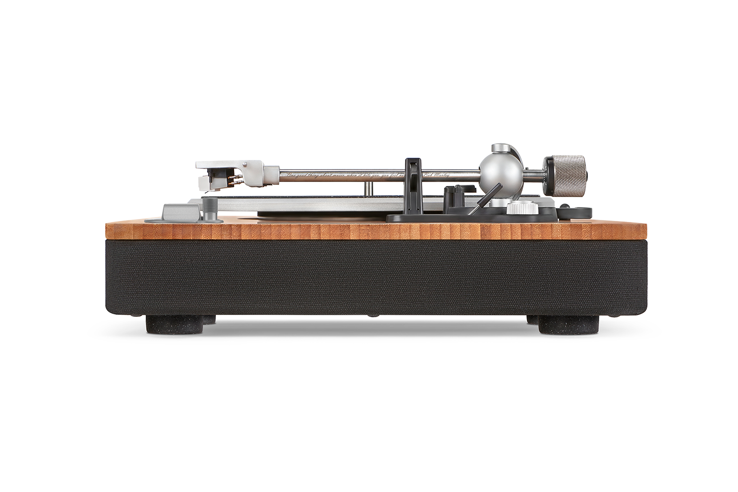 Platenspeler met een houten basis en zwarte stoffen zijkanten. Zilverkleurige arm bovenop.