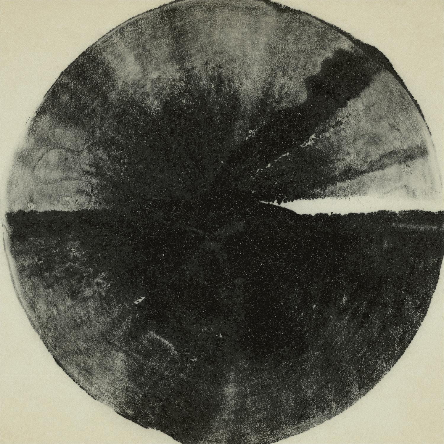Art abstrait circulaire noir et blanc. Centre sombre avec des stries lumineuses. Fond blanc.