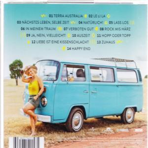 Eine Frau in gelbem Oberteil und Shorts, steht neben einem blauen Van.