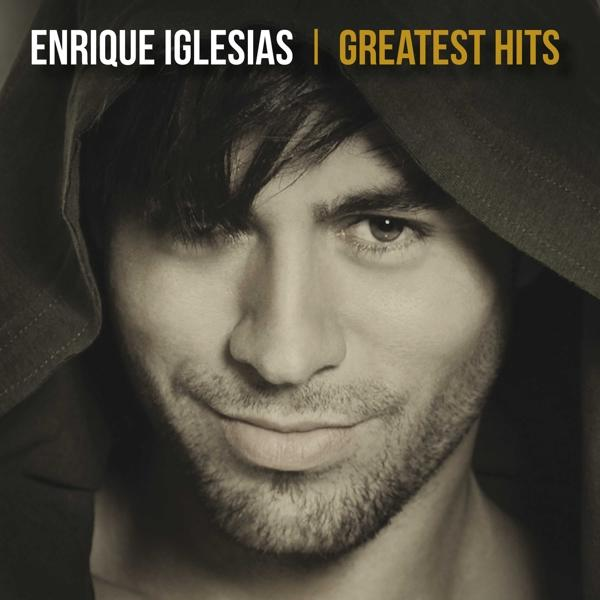 Enrique Iglesias op een Greatest Hits albumhoes. Hij draagt een trui met capuchon, kijkt in de camera, lacht.