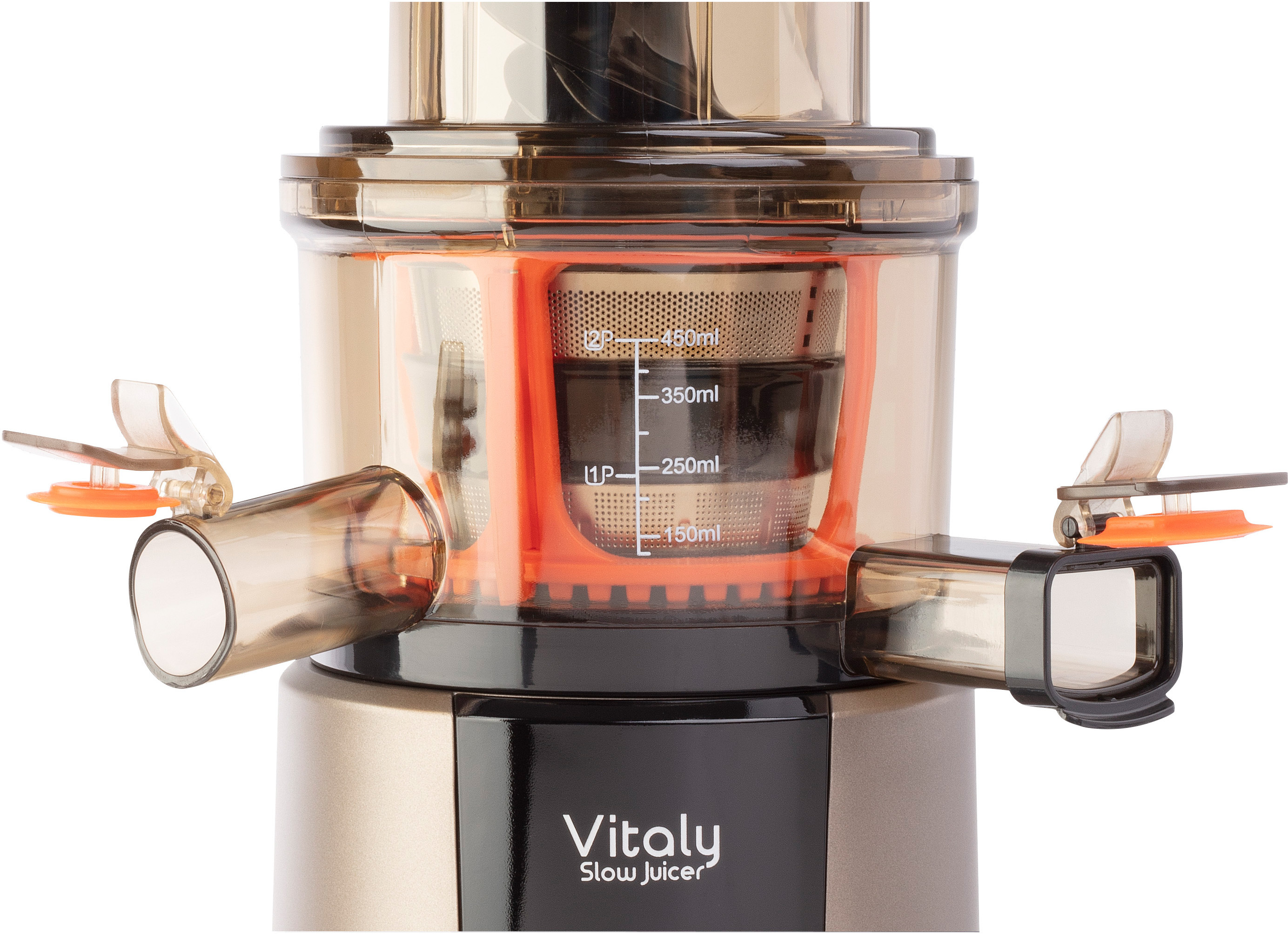 Ein Vitaly Slow Juicer wird gezeigt. Er hat einen transparenten Körper mit orangefarbenen Akzenten, einen schwarzen und silbernen Sockel.