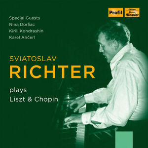 Albumhoes: Sviatoslav Richter speelt Liszt & Chopin. Een man speelt piano op een groene achtergrond.