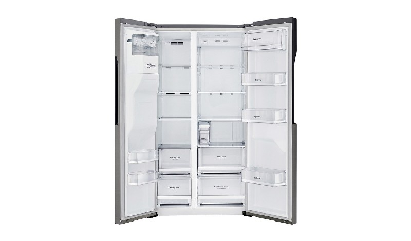 Un refrigerador de doble puerta con puertas abiertas. El interior está bien organizado con estantes y cajones.