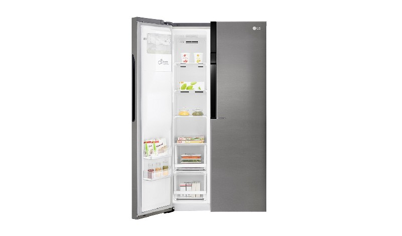 Refrigerador LG con una puerta abierta mostrando el interior.