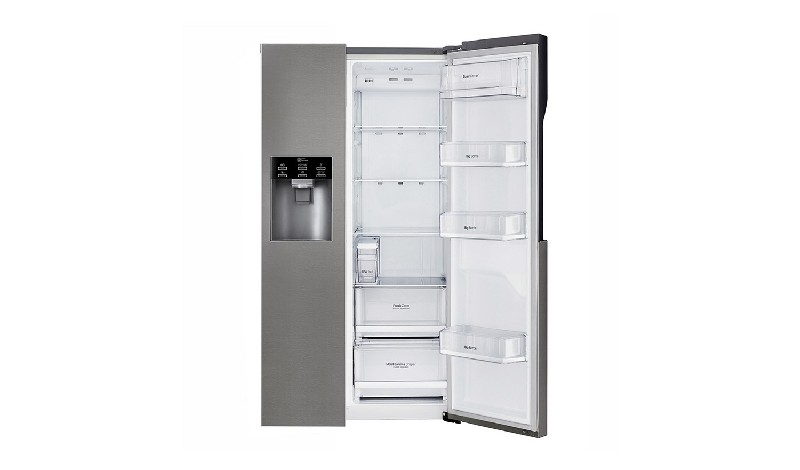 Un refrigerador de acero inoxidable con la puerta abierta, mostrando estantes y cajones.
