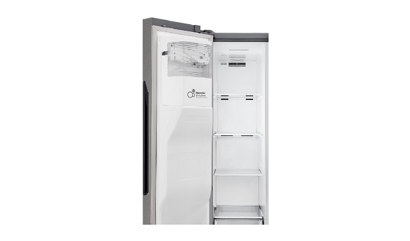 Refrigerador lado a lado con la puerta abierta, mostrando estantes y máquina de hielo.