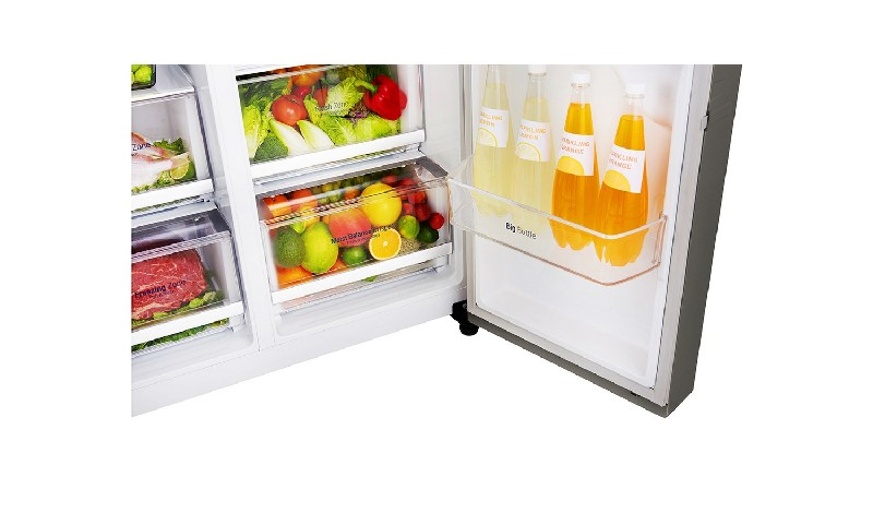 El interior de un refrigerador, con productos y bebidas visibles.