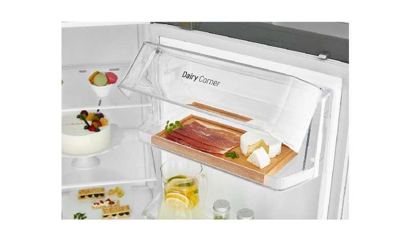 Interior del refrigerador con una sección de lácteos, que contiene queso y embutidos.