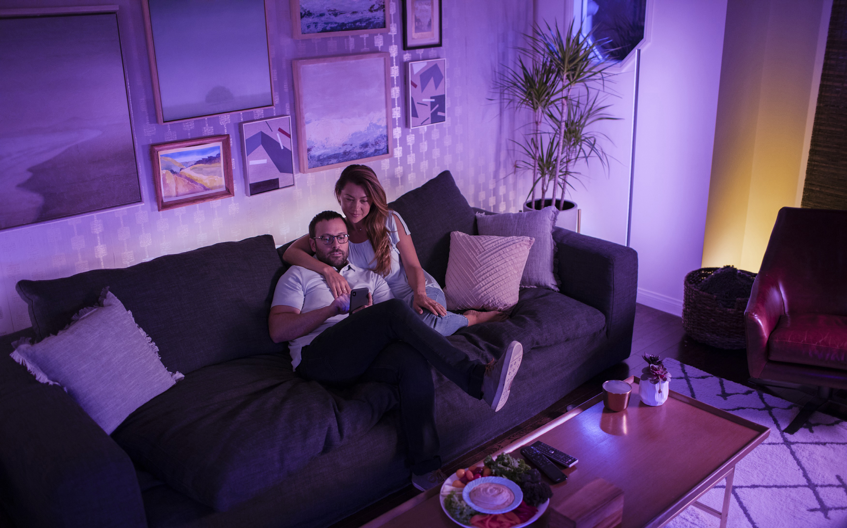 PHILIPS Hue Signe Bluetooth Stehleuchte Mehrfarbig