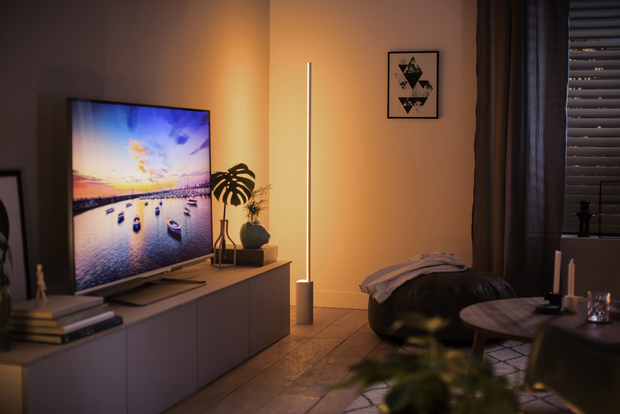 PHILIPS Hue Signe Bluetooth Stehleuchte Mehrfarbig