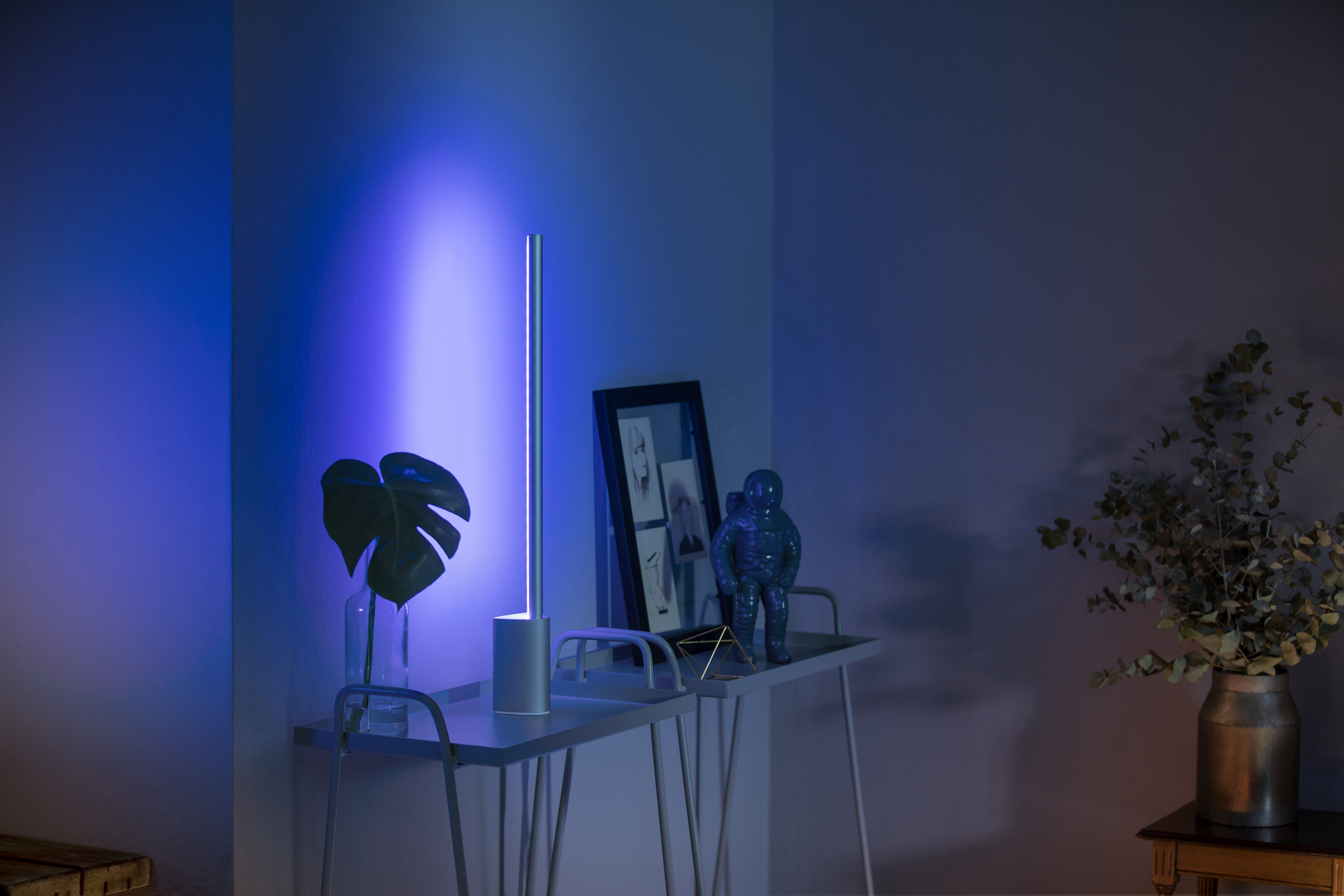 PHILIPS Hue Signe Bluetooth Tischleuchte Mehrfarbig