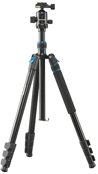 Schwarzes und blaues Manfrotto-Stativ, Beine ausgezogen.