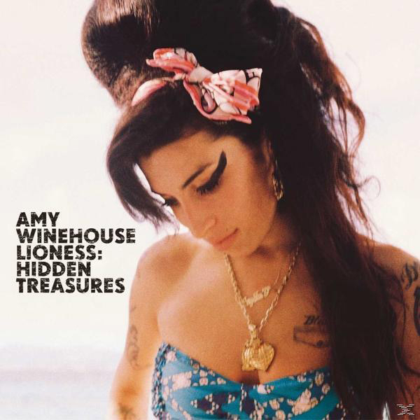 Amy Winehouse Albumcover. Sie schaut nach unten, mit einer rosa Schleife im Haar und einer Halskette.