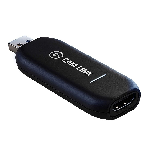 Dispositivo USB Cam Link negro. Tiene puerto HDMI y conector USB. Fondo blanco.