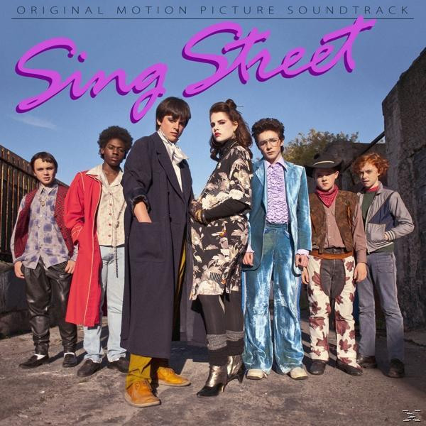 Albumcover mit sieben Personen, Text: Sing Street, und einem Straßenhintergrund.