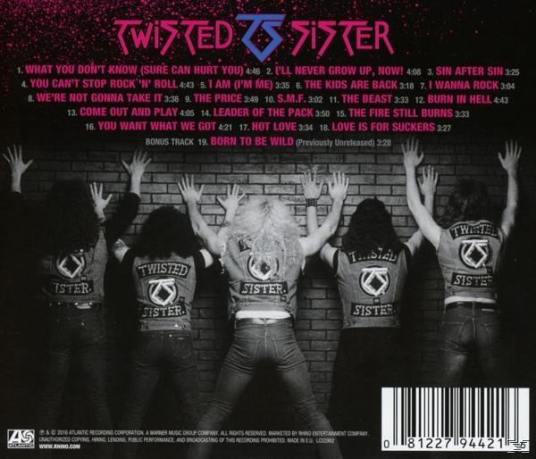 CD-Cover des Twisted Sister Albums. Bandmitglieder in Jeansjacken. Backsteinmauer und Albumtext.