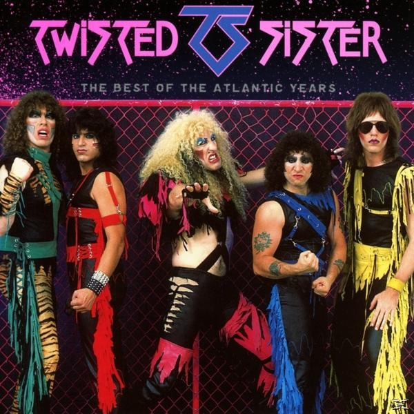 Albumcover: Twisted Sister Bandmitglieder in extravaganten Outfits. Rot und Schwarz, Maschendrahtzaun.