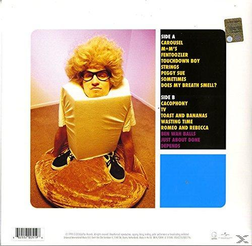 Albumcover mit einer Person mit Perücke und Brille auf einem Kissen, umgeben von Text.