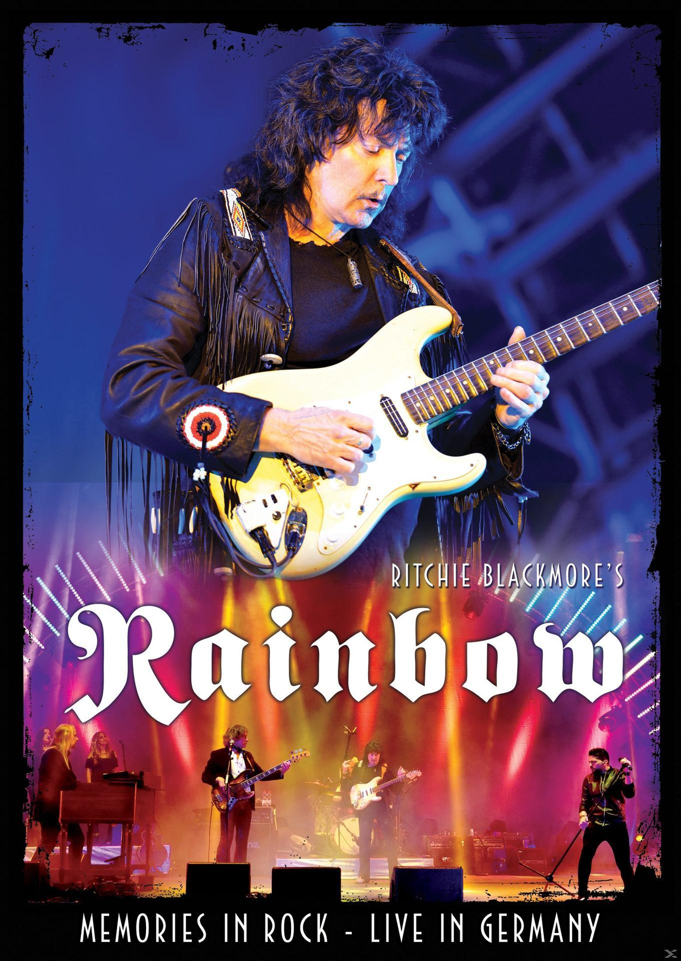 Ein Live-Konzertbild mit einem Mann, der Gitarre spielt, und der Band Rainbow.