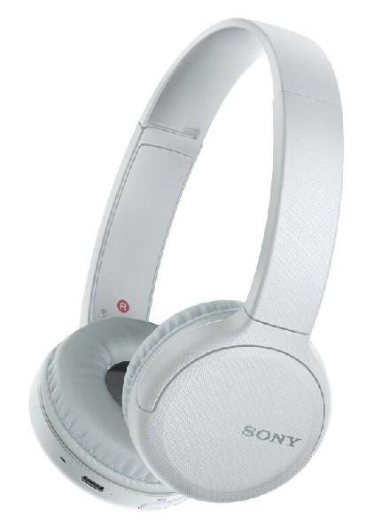 Auriculares Sony blancos con un diseño curvo, apoyados sobre una superficie blanca.