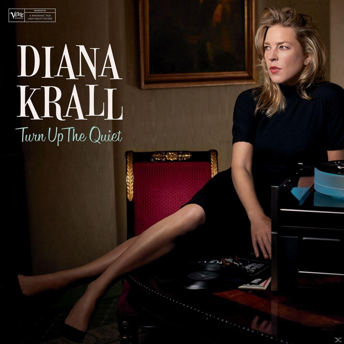 Diana Krall Albumcover, Frau in schwarzem Kleid, sitzend, mit Schallplatten und Plattenspieler.