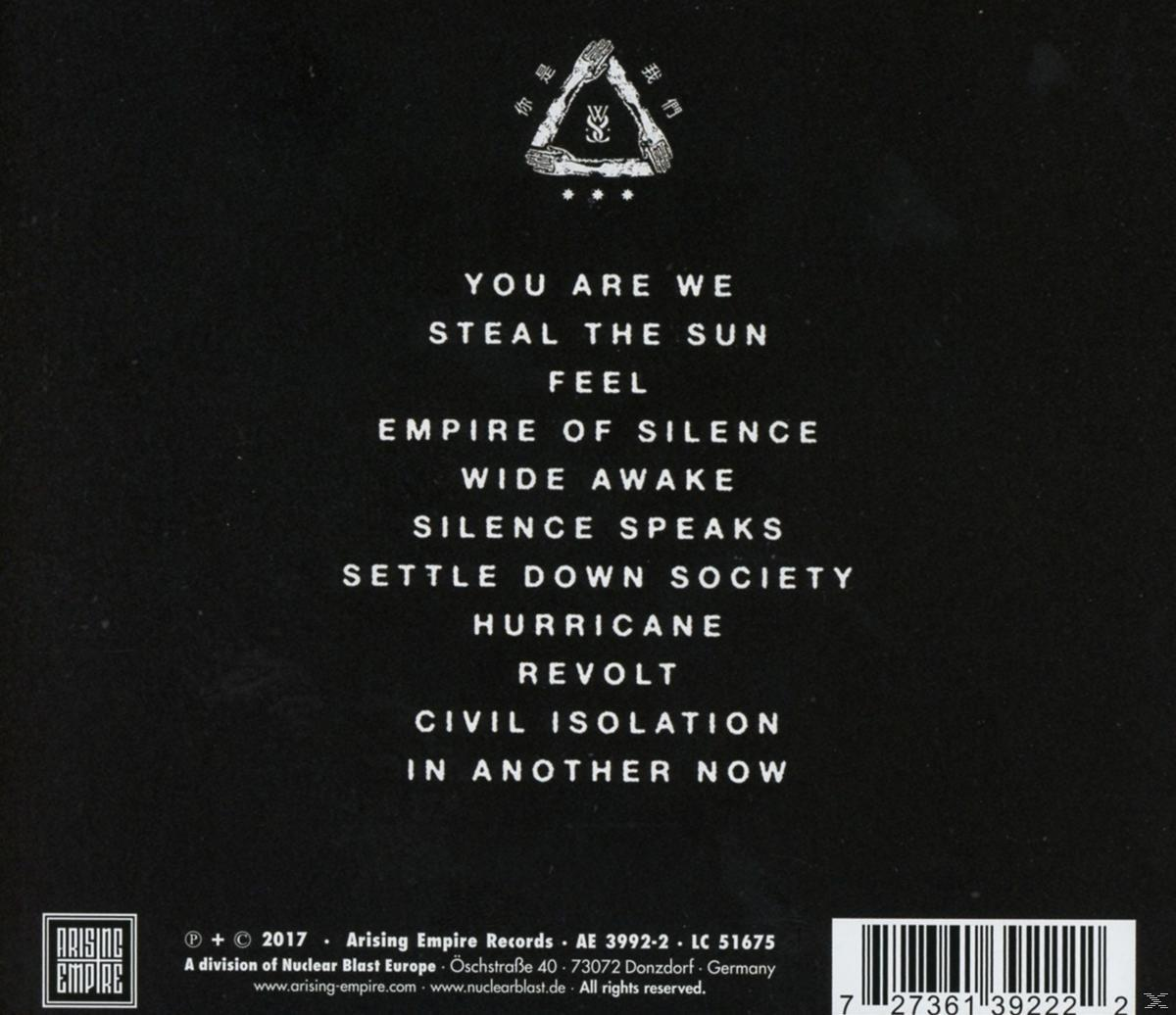 CD-Cover: Album-Trackliste auf schwarzem Hintergrund mit Logo.