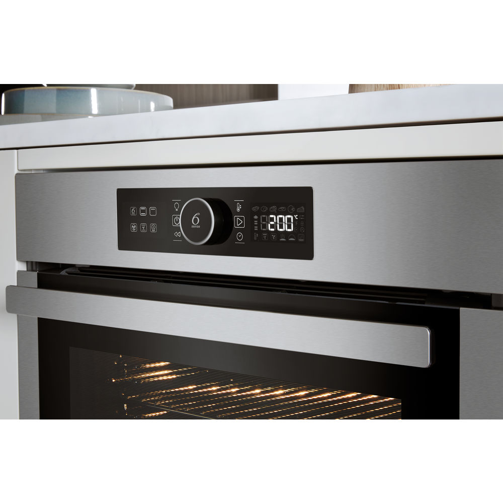 Close-up van een ovenbedieningspaneel met digitaal display en iconen.
